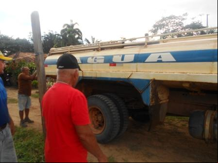 Caminhao-pipa traz agua para a populacao de Belterra