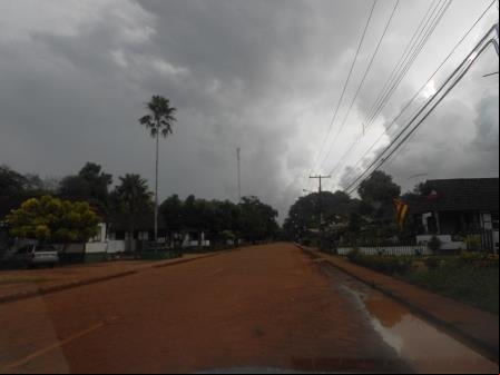 Estrada Um deserta e ja coberta pelo veu sombrio da noite