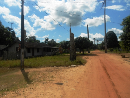 Estrada deserta em Belterra